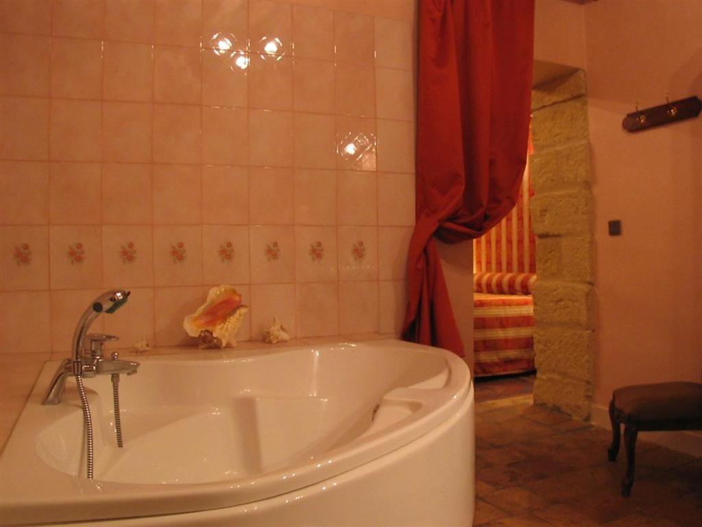 Bize De La Tour Bed and Breakfast Saint-Bonnet-du-Gard Rum bild