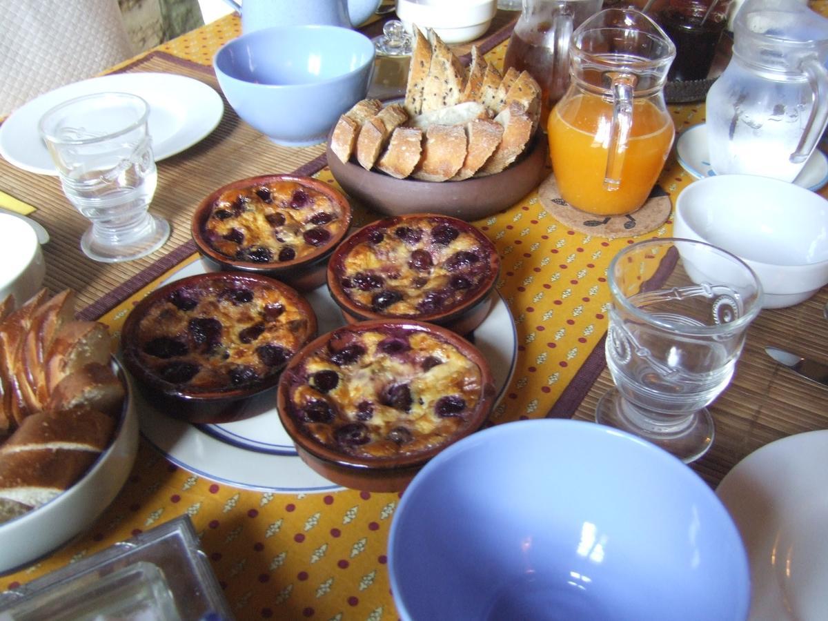 Bize De La Tour Bed and Breakfast Saint-Bonnet-du-Gard Exteriör bild